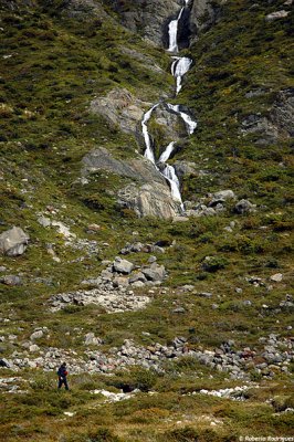 trekker procura o riacho formado pela cascata que desce do Passo del Cuadrado.