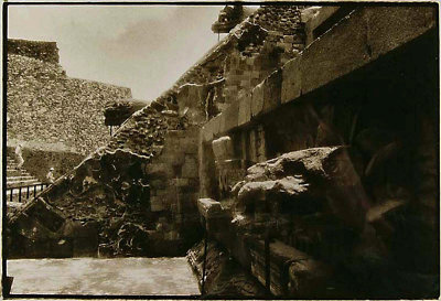 Entrance to Pyranid of Quetzalcoatl.jpg