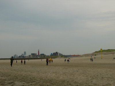 onderweg langs het strand richting Scheveningen, op de achtergrond Scheveningen