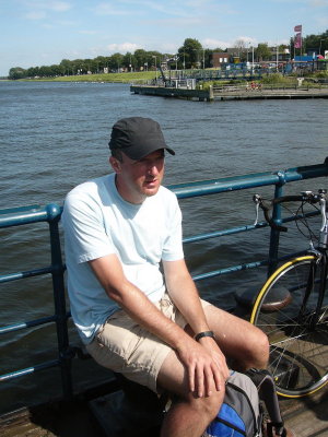 Gijs op de pont over het Noordzeekanaal bij Velsen