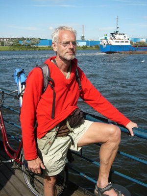Hans op de pont over het Noordzeekanaal bij Velsen