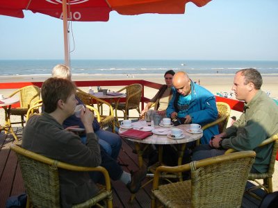 koffie met gebak op het terras bij Bergen aan Zee