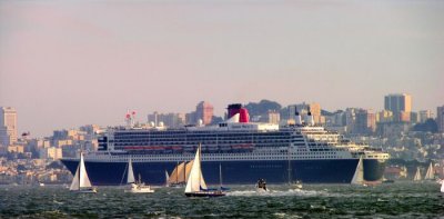 Queen Mary 2 passes Marina Green