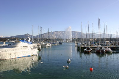 Lakeside view of Jet d'Eau in winter