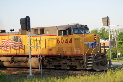 UP6044 West passes the Signal