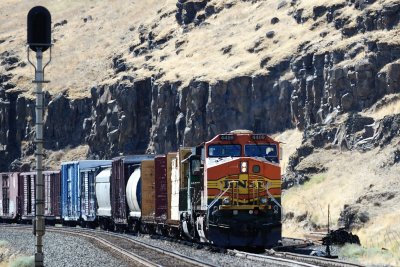 BNSF 4409 Waits at East Maryhill WA