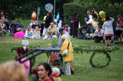 Inspecting the Majstng (Maypole)