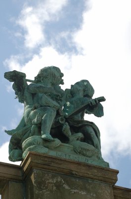Statuary  atop the Palace wall