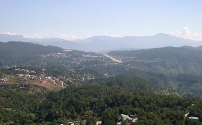 Baguio  runway 09 seen on base leg