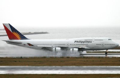 N754PR dramatic reverse thrust on a very wet SFO runway ! 