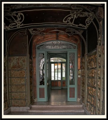 Entrance, Castel Beranger, 14 Rue la Fontaine, 1897-98