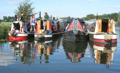 Breasted up boats