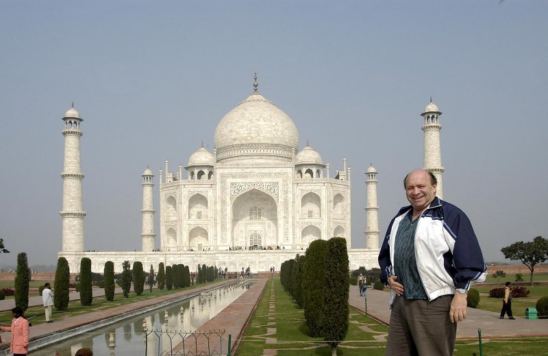 0401IN7155E - Early morning at the Taj Mahal in Agra, INDIA
