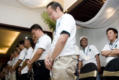 Ivan, berdoa donk..