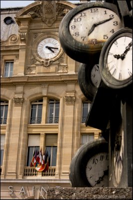Gare-St.-Lazare-clock-sculpture.jpg