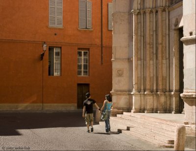Couple walking - Parma Italy.jpg