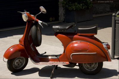 Red Vespa Verona.jpg