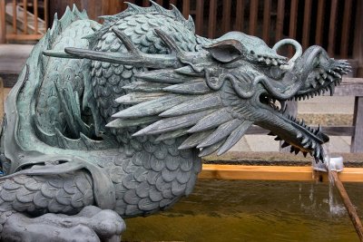 Japan-Kyoto-dragon fountain.jpg