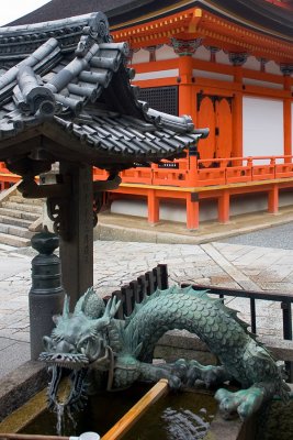 Japan-Kyoto-shrine dragon fountain.jpg