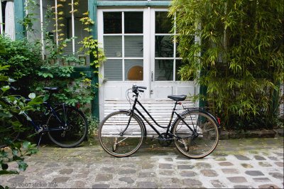Paris-bicycle in courtyard.jpg