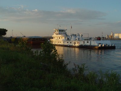 THE BARGE TOW ENTERS THE LOCK GOING UP RIVER