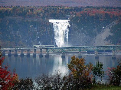Chutes Montmorency - Montmorency Falls Le reflet de la chute dans le majestueux fleuve St-Laurent avec sa posie d'automne