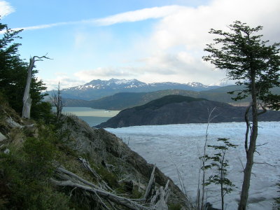 The trail along the glacier