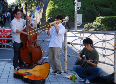 Street music performers in Nakano