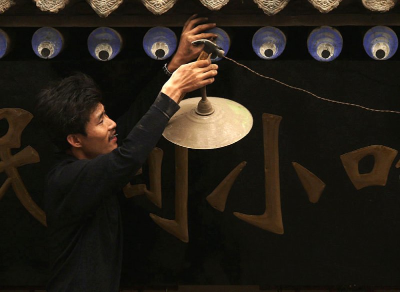 Rigging a lamp, Pingyao, China, 2007