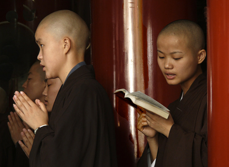 Chanting nuns, Ji Ming Temple, Nanjing, China, 2007