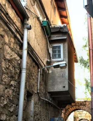 A Mini Balcony Over An Entrance Path Into Mazkeret Moshe Neighbourhood.JPG