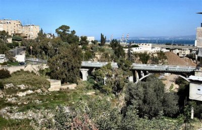 Ha'Giborim Bridge, Above Nachal Ha'Giborim, For Traffic Descending From Hadar Ha'Carmel To The Haifa Bay Area.JPG