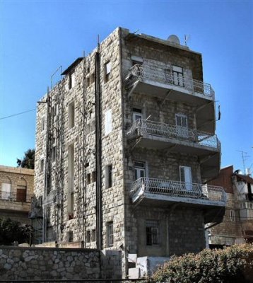 An Old Building In Ha'Giborim St. At Chalissa Neighbourhood.JPG