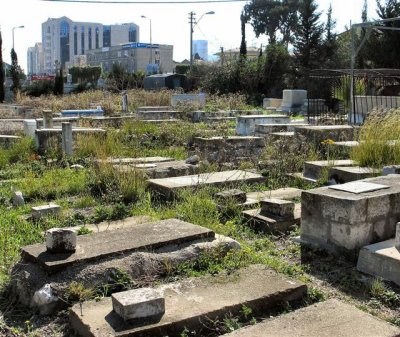 An Example Which Shows That The Cemetery Is Far From Being Well Attended.JPG