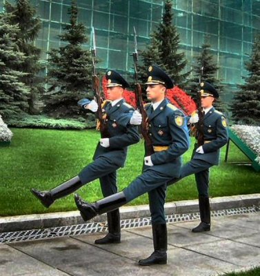 Guardsmen At Unknown  Killed  Soldiers Memorial  , Moscow .JPG