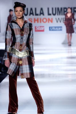 Zang Toi (Main Designer Showcase KLFW 2006)