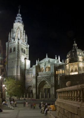 Nocturna de la fachada principal de la Catedral