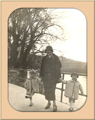 Mother and children 1924
