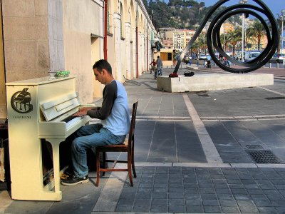 The sidewalk pianist