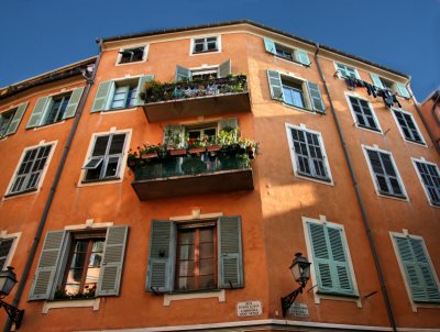Old houses grow tall, when ancient alleys are too narrow...