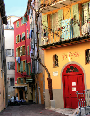 No time to knock the red door...the maze of alleys is too appealing.