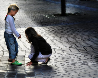 The little girls of Nantes like green clogs...