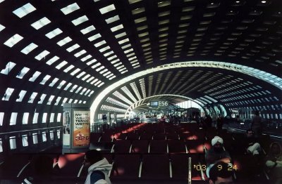 paris-charles de gaulle airport-terminal 2e before it collapsed - 2003