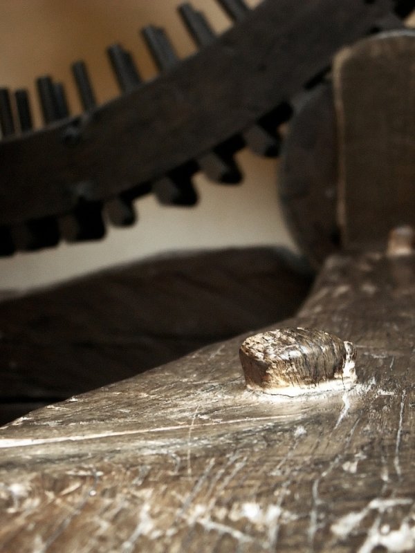 wooden well - detail