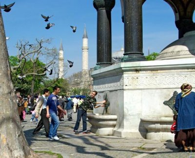 Turkey - Istanbul - Hippodrome - Crowd, Pigeons & Water