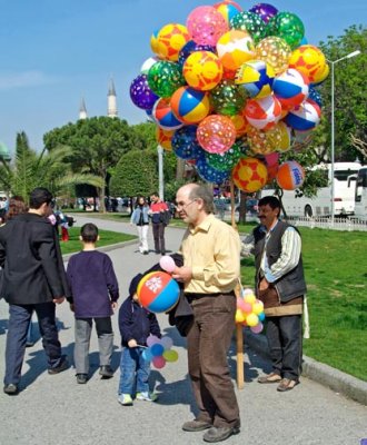 Turkey - Istanbul - A successful ballon seller