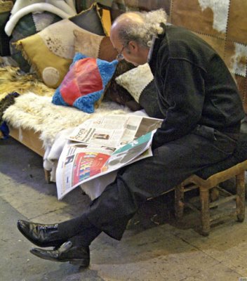 Turkey - Istanbul - Grand Bazaar - Newspaper Break