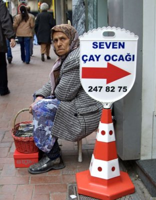 Turkey - Istanbul - Street Exporing - Contrasts - Shawl Vendor