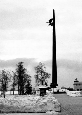 Monument to WWII [bw]