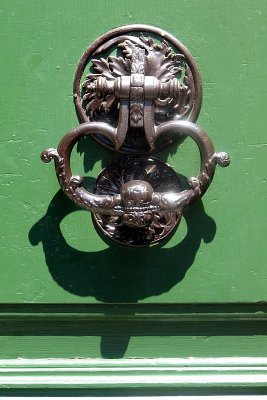 le butoir sur la  porte verte